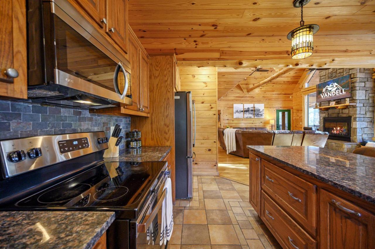 The Eastwood Spacious Retreat With 4 King En-Suites - Hot Tub - Pet-Friendly - Cozy Fire Pit - Prime Location - Multi-Family Broken Bow Buitenkant foto